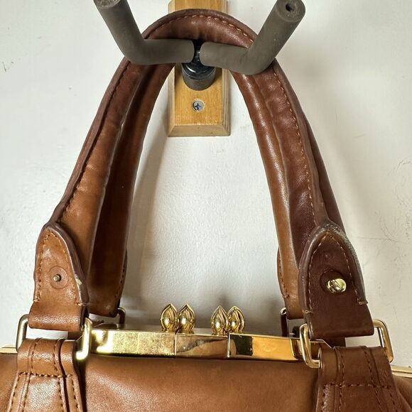 CC SKYE Camel Brown Lamb‎ leather shoulder Bag Gold Trim Clasp GUC - Picture 4 of 16